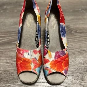TOMS floral wedge